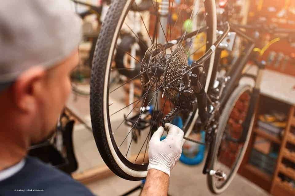 Mechaniker repariert Gangschaltung